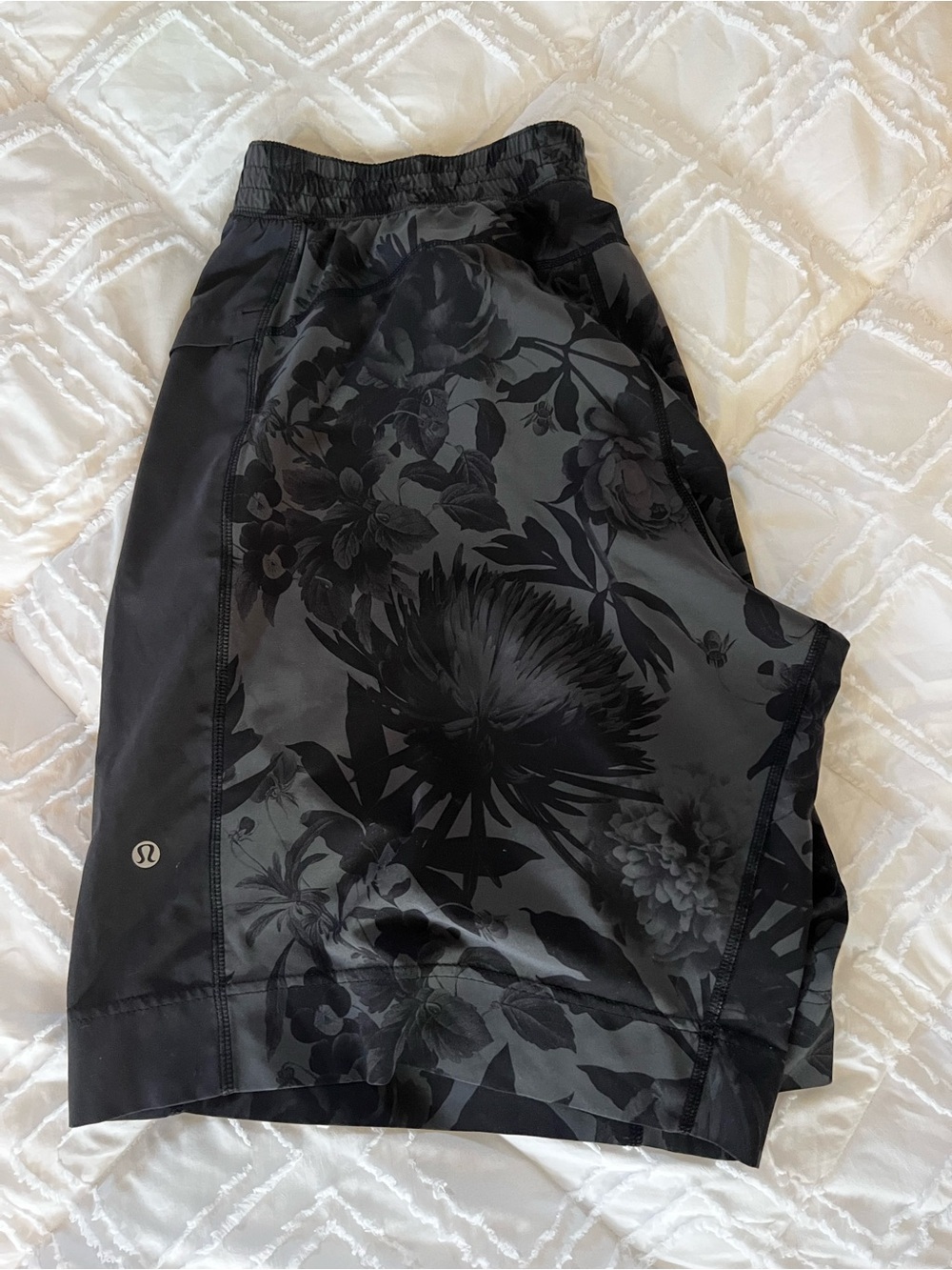 lululemon Black Floral Men Athletic Bracelet Pace Braker Shorts